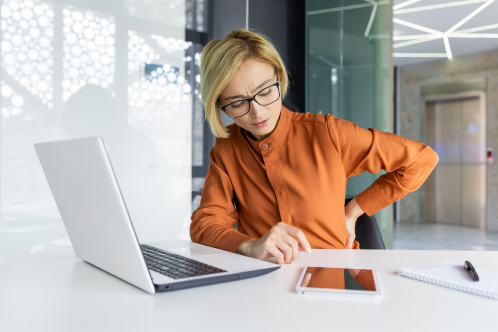 donna al lavoro con mal di schiena