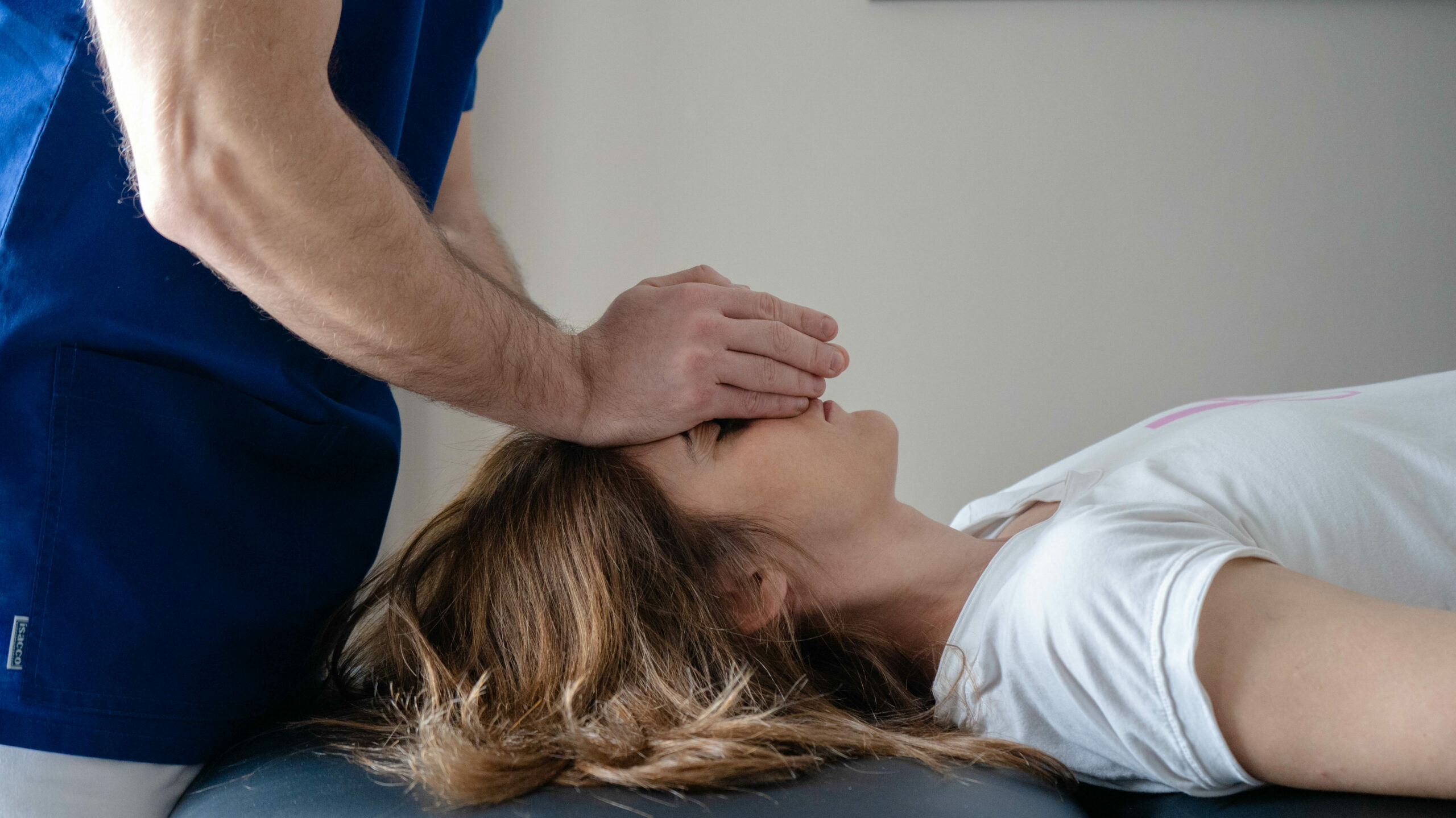 osteopata tratta donna per problemi all'apparato respiratorio